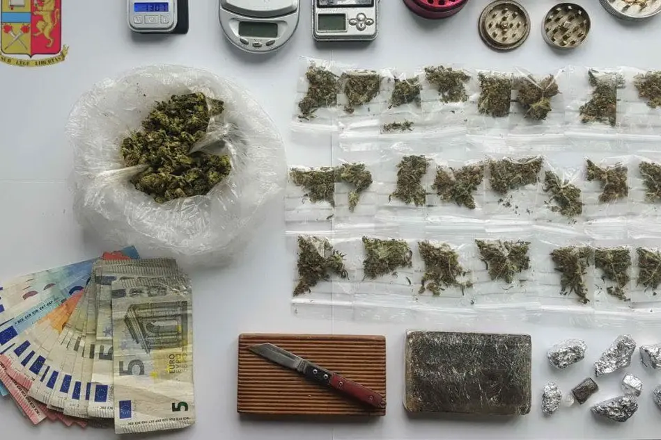 La droga e soldi sequestrati