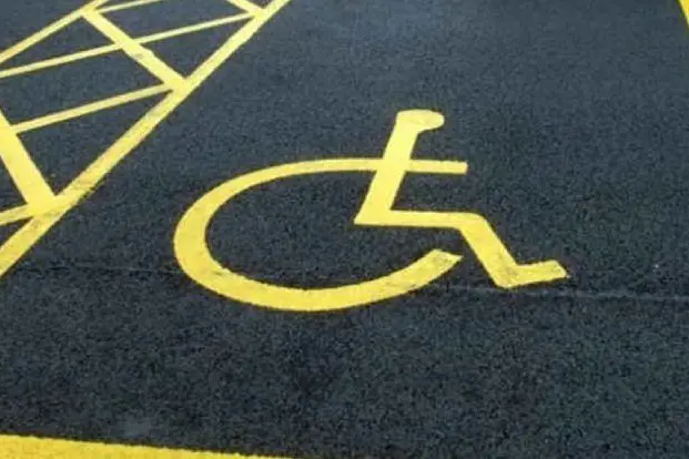 Un parcheggio riservato alle persone disabili