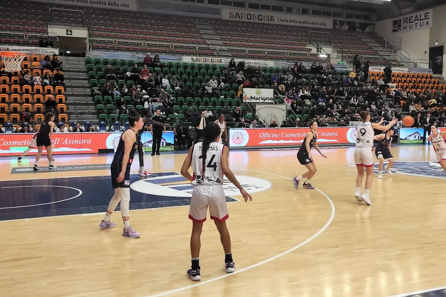 Un'azione della gara d'andata (foto Marras)