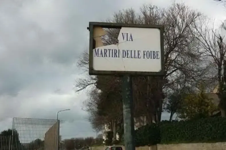 L'insegna vandalizzata (L'Unione Sarda - Pala)