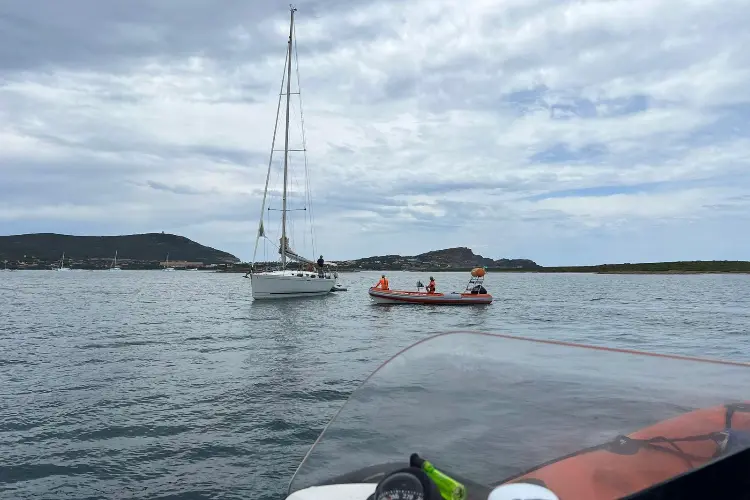 L'intervento di soccorso a Scanna Capretti -Stintino ( foto Guardia costiera)