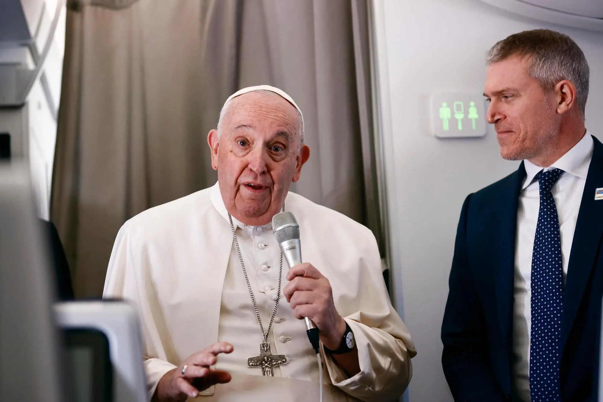 Il Papa con il direttore della sala stampa del Vaticano Matteo Bruni (Ansa)