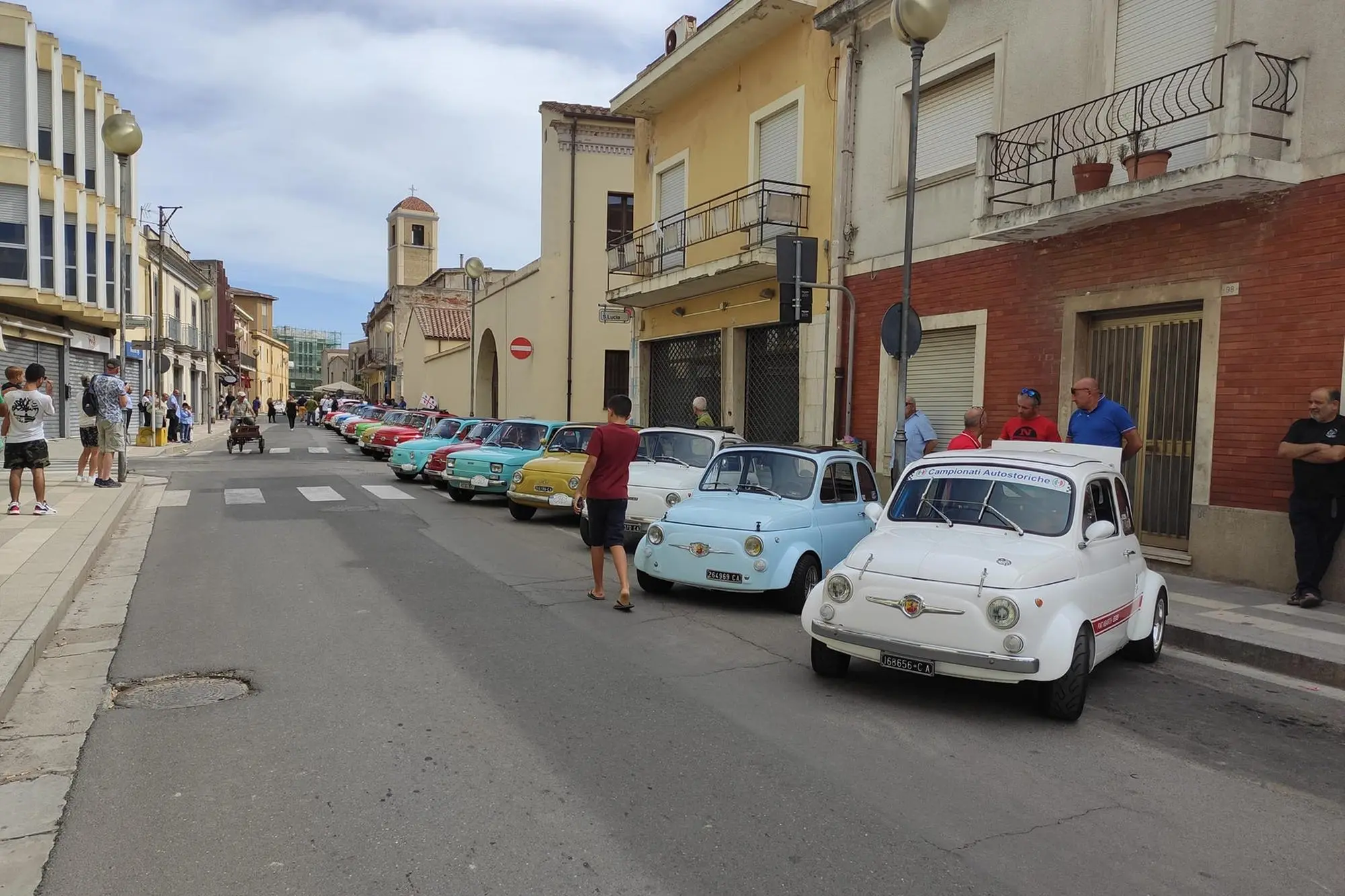 Il raduno delle Fiat 500 in via Roma in una delle precedenti edizioni a San Gavino Monreale