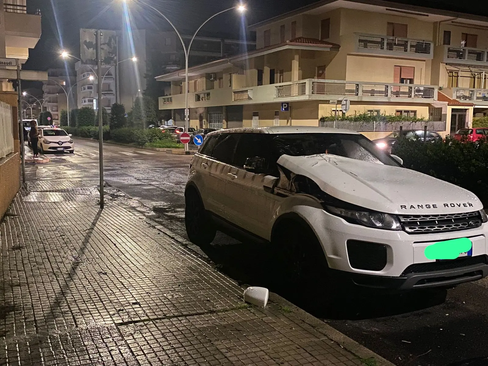 La Range Rover presa di mira dai vandali (foto Fiori)