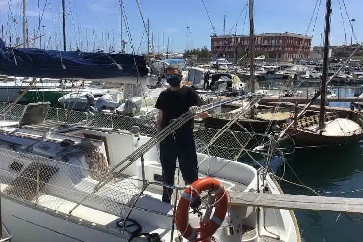 Mauro Scorzato sulla barca (foto L'Unione Sarda - Pala)