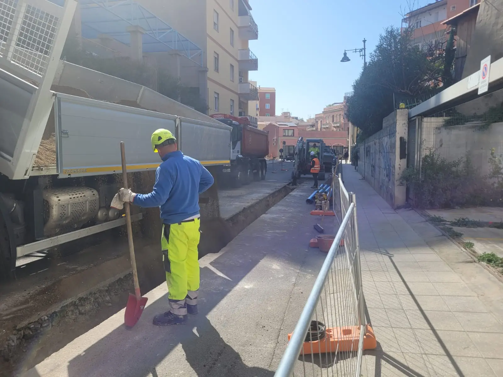 Operai al lavoro nel cantiere di Abbanoa in via Einaudi a Cagliari