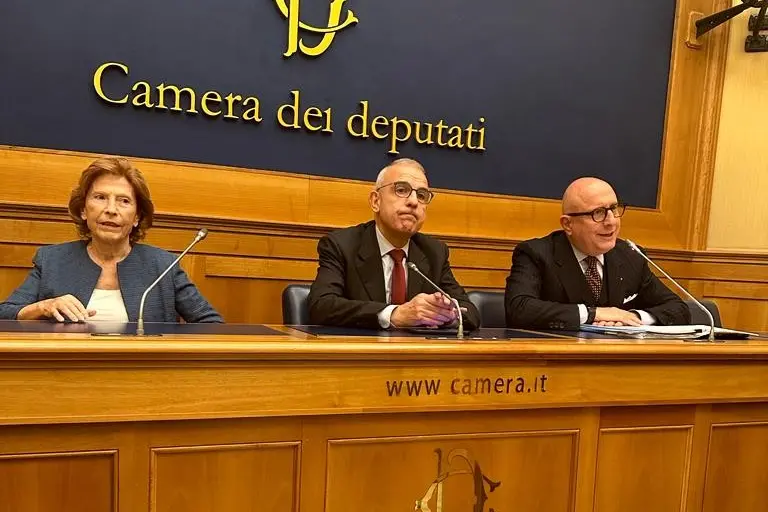 Da sinistra, Giannina Usai (Associazione isole minori), Michele Cossa e Gaetano Armao (Comitati per l'insularità di Sardegna e Sicilia) durante la conferenza stampa alla Camera dei deputati