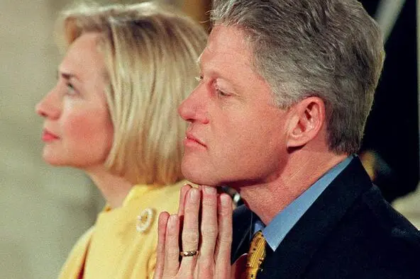 E14-16-08-98- WASHINGTON, DC, STATI UNITI. SEX GATE , VIGILIA INTERROGATORIO BILL CLINTON. (FILES) Picture dated 11 February shows US President Bill Clinton and First Lady Hillary Clinton during a lecture as part of a Millenium Evening at the White House in Washington, DC. President Bill Clinton will likely testify that he and Monica Lewinsky engaged in sex despite his earlier sworn denial, news reports indicate in Washington, opening the president to charges of perjury that could lead to impeachment procedures. The Washington Post reported that Clinton will likely testify to a grand jury in the Lewinksy sex-and-perjury probe that he indeed engaged in sex with the former White House intern. The president's grand jury testimony is scheduled for 1:00 p.m. (1700 GMT) 17 August. JOYCE NALTCHAYAN/ANSA-CD