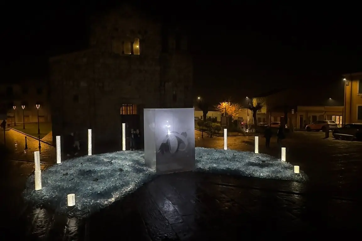 Lily sul sagrato della Basilica di San Simplicio a Olbia