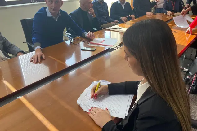 La firma della sindaca di Pau Alessia Valente (foto concessa)