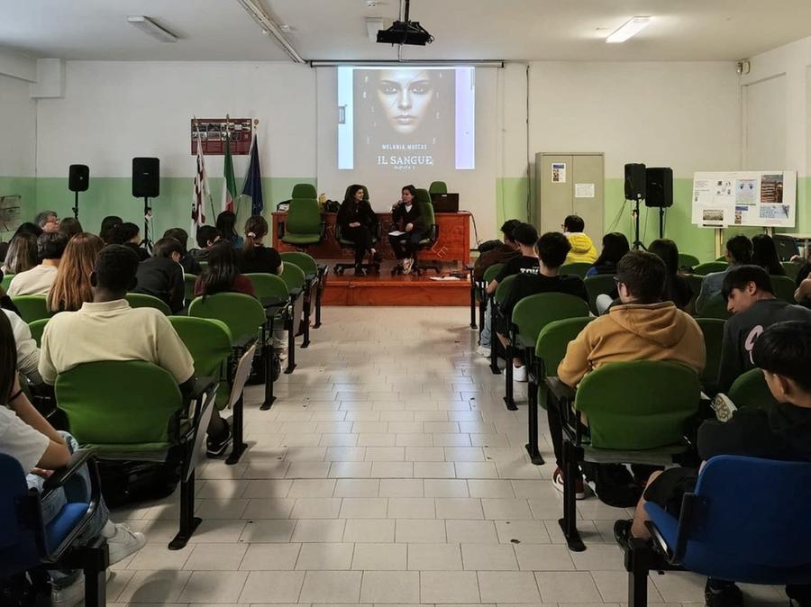Decimomannu, Melania Muscas incanta gli studenti con «Il sangue degli immortali»