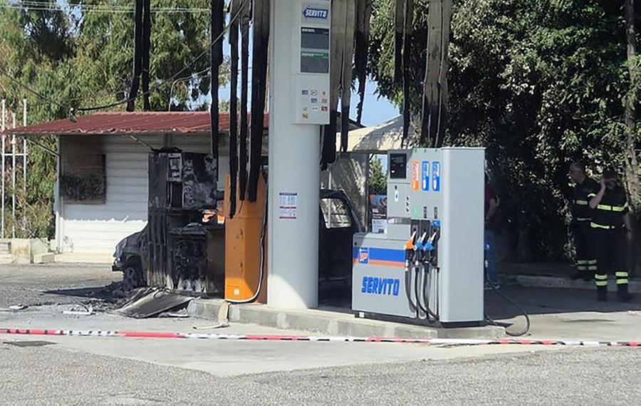 Quattro braccianti pachistani bruciati vivi in un’auto, fermati due connazionali