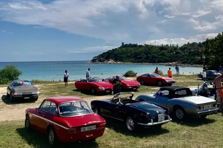 Le auto d'epoca nella baia di Porto Frailis (foto Secci)