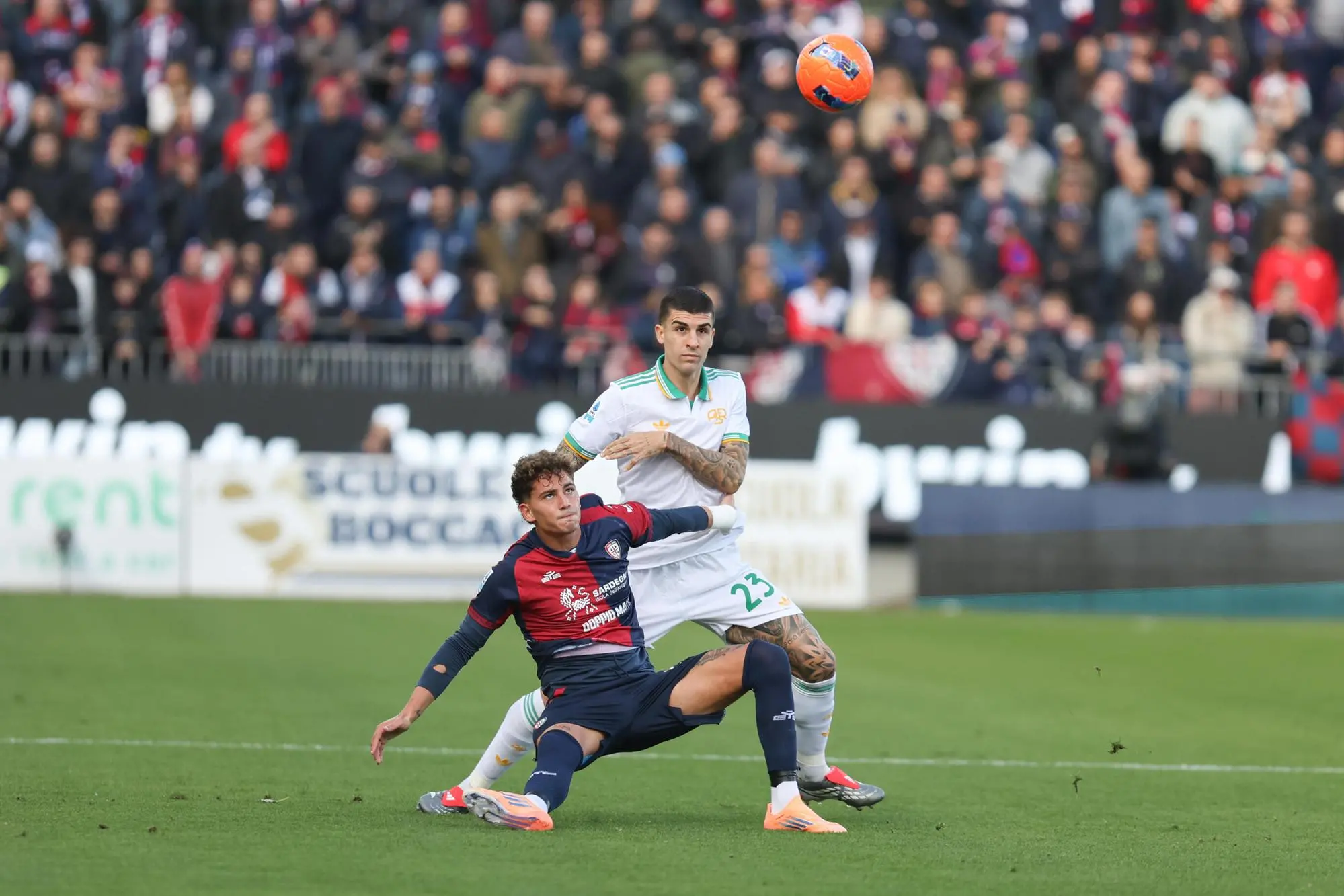 Sebastiano Esposito contrastato da Gianluca Mancini nel primo tempo di Cagliari-Roma (foto Ansa)