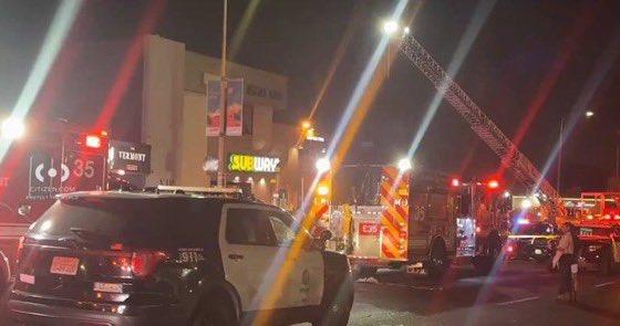 Auto sulla folla a Los Angeles, almeno 30 feriti: «Uno da arma da fuoco»