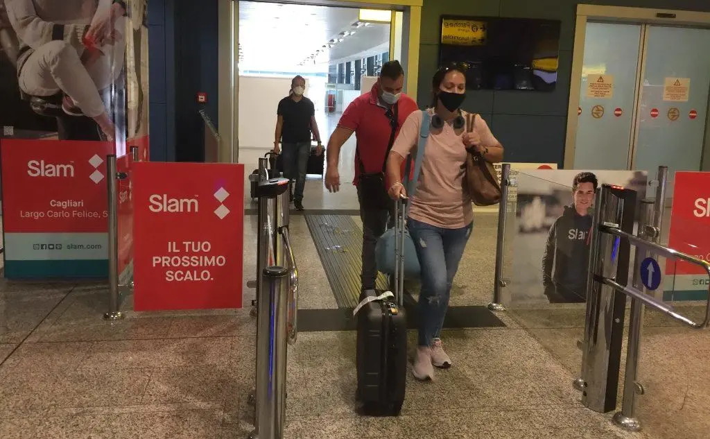 Passeggeri in arrivo all'aeroporto di Cagliari (foto m. r.)