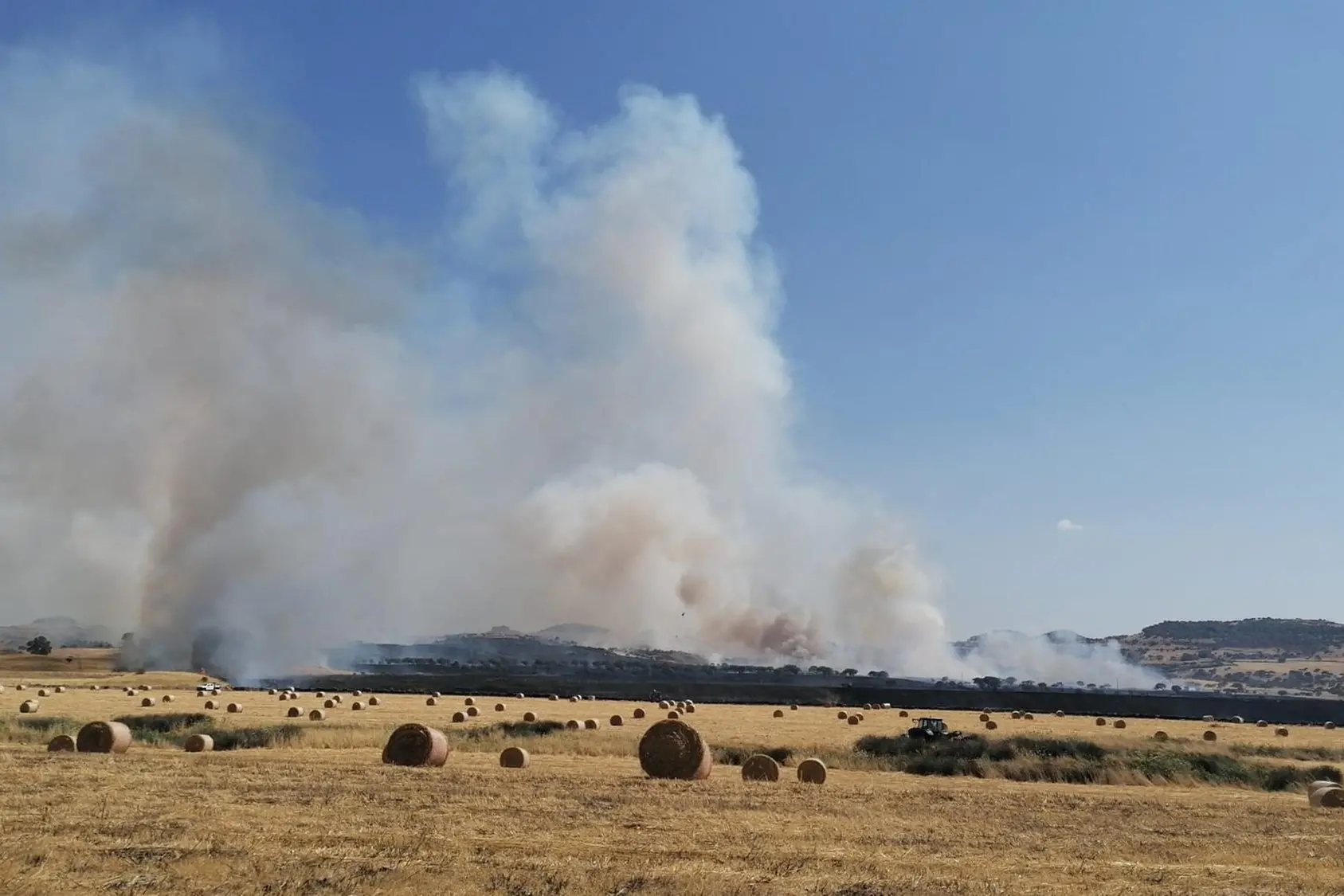 L'incendio a Ozieri (foto Forestale)