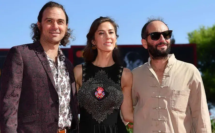 Il regista Carlos Reygadas (destra), l'attrice Natalia Lopez e l'attore Philip Burgers alla prima del film &quot;Nuestro Tiempo&quot; (foto Ansa)