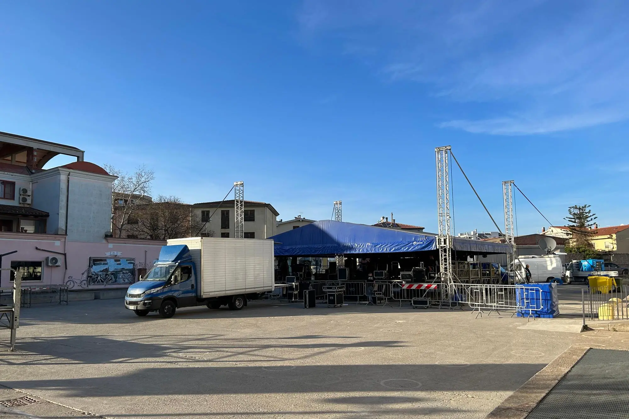 Il montaggio del palco sul piazzale del multipiano a Tortolì (foto Secci)