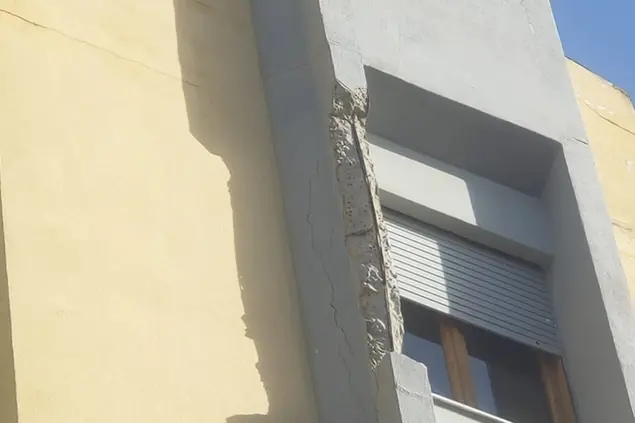 Una delle crepe in via Monteverdi (Foto diffusa da D.Manca)