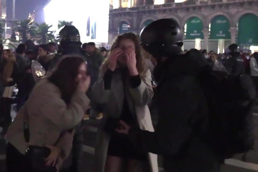 “Abusate come prede per venti minuti”: il racconto di una vittima in piazza Duomo
