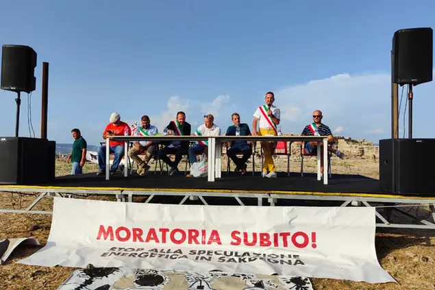 Palco allestito nella zona del nuraghe Su Mulinu (Foto: Scanu)