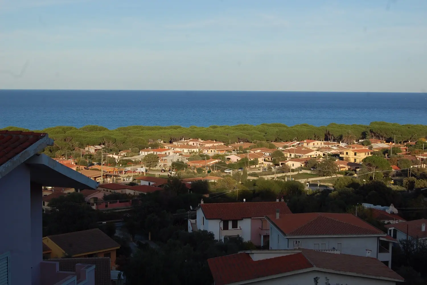Scorcio panoramico del villaggio di Sa Petra Ruja, sul litorale di Siniscola