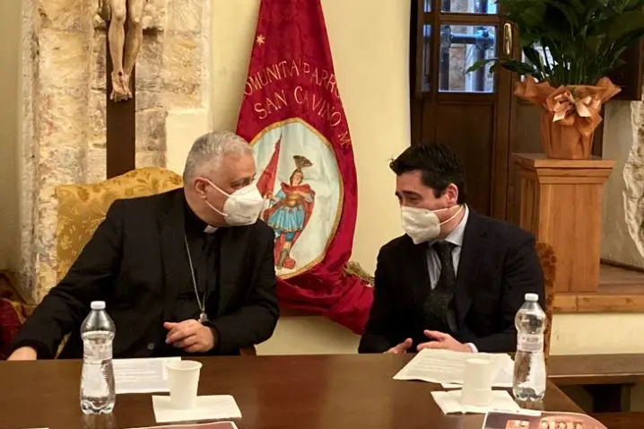 L'arcivescovo Saba con il sindaco Mulas (L'Unione Sarda - Pala)