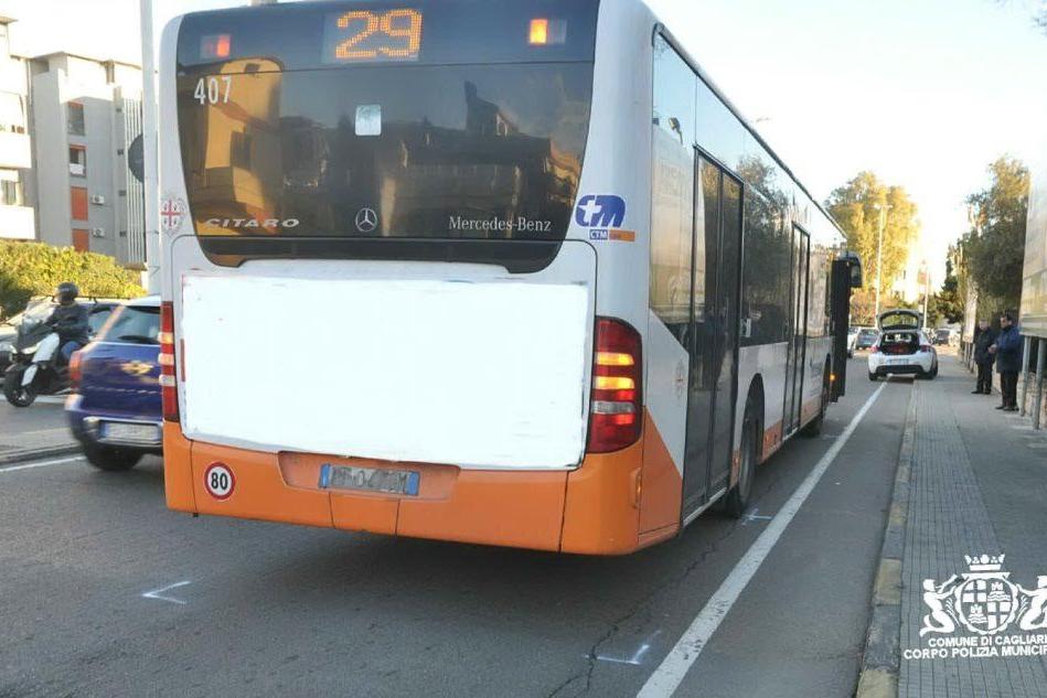 Autobus del Ctm urta un giovane pedone, incidente a Cagliari