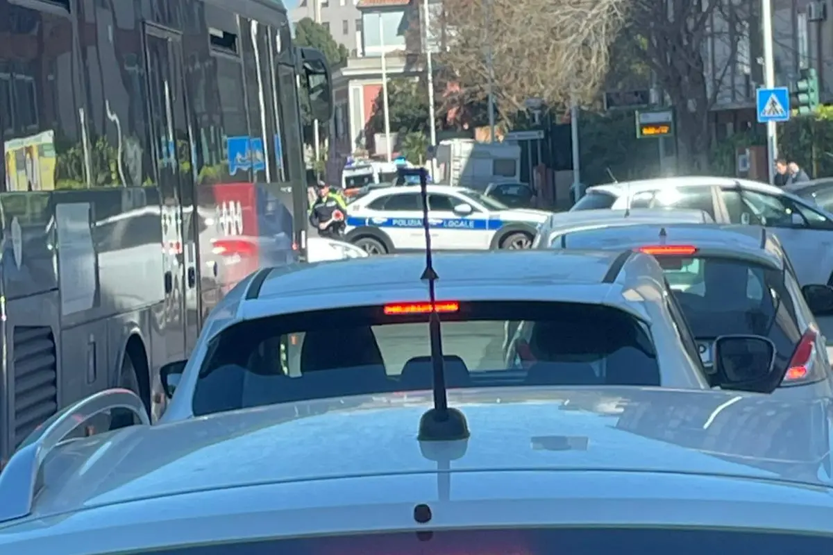 Il traffico per l'inicdente in viale Ciusa