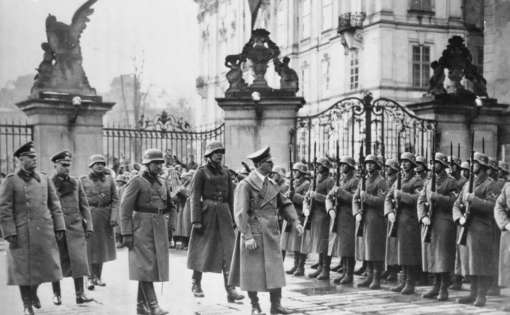 Hitler entra nel castello di Praga
