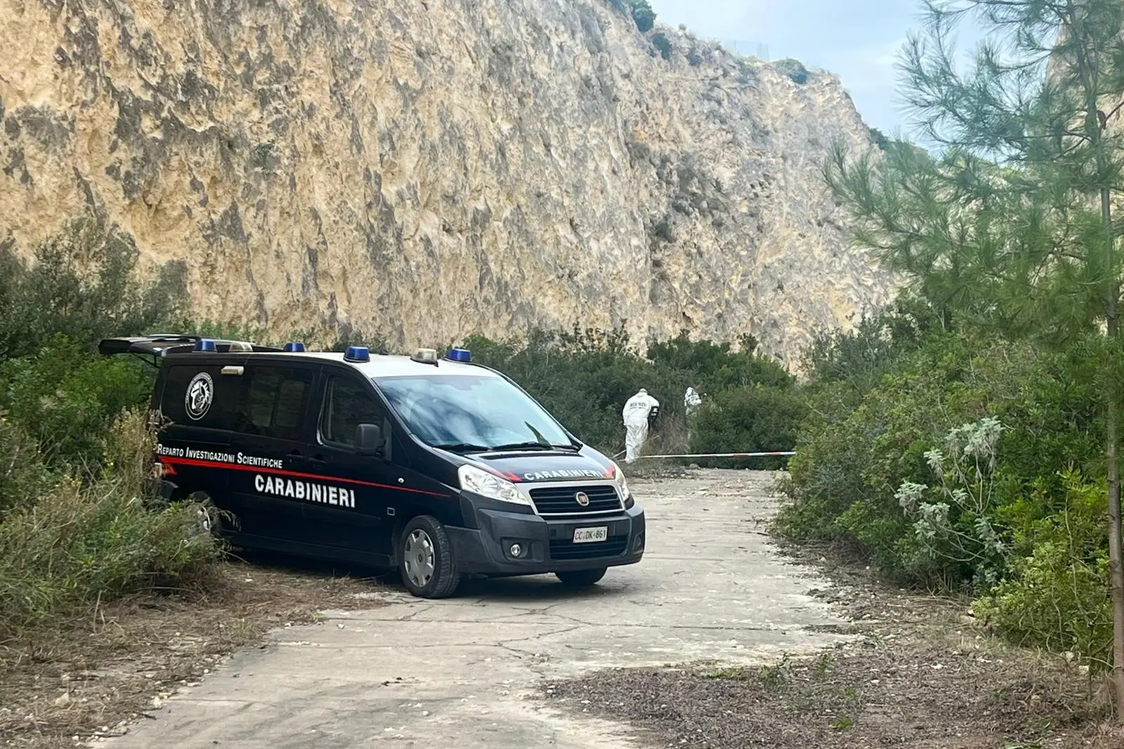 Gli specialisti del Ris nel canyon di Tuvixeddu (foto Vercelli)