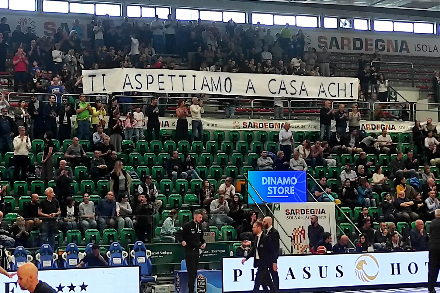 Uno degli striscioni esposti dai tifosi (foto G. Marras)