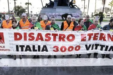 Manifestanti di Casale Monferrato all'ingresso della Corte di Cassazione
