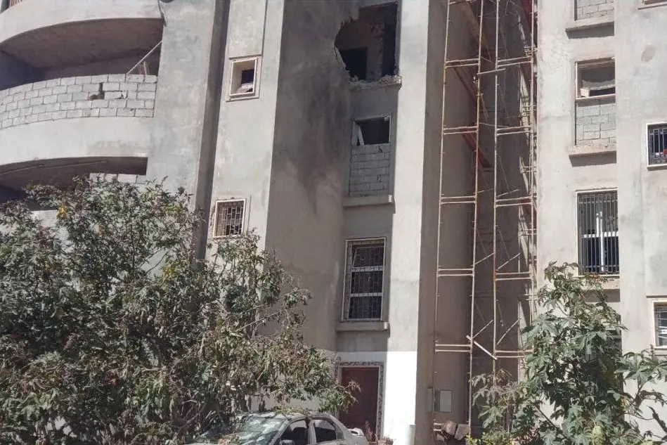 Danni provocati dai missili a Tripoli (Ansa)