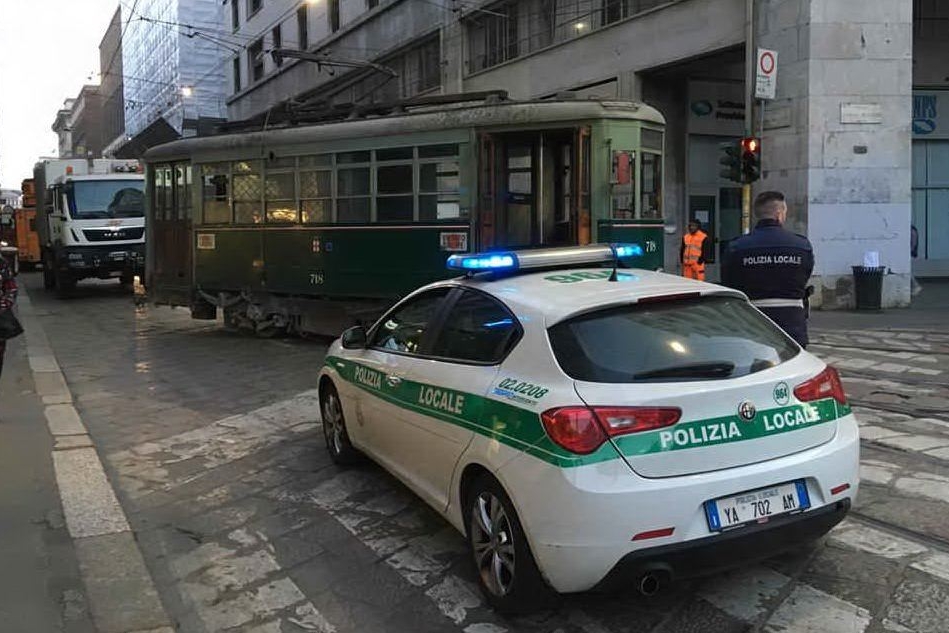 Milano, tram deraglia in centro: traffico in tilt