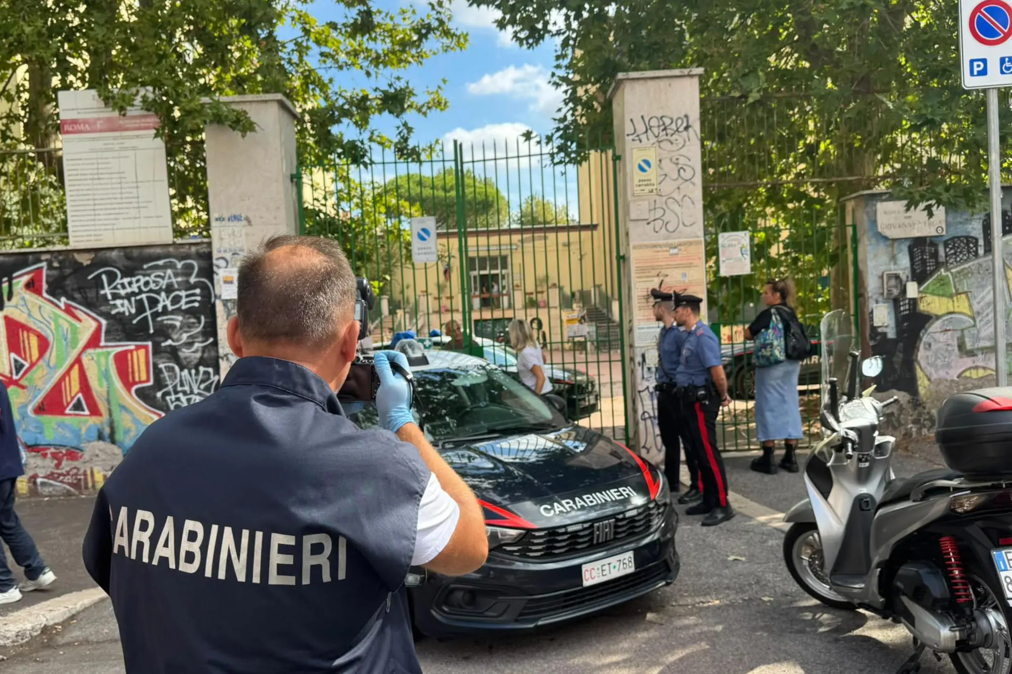 La scuola media di Roma dove uno studente ha spruzzato spray urticante al volto di una insegnante per poi ferirla con una coltellata. Il fatto è avvenuto questa mattina in un istituto in zona Centocelle. Sul posto sono intervenuti i carabinieri della Stazione Centocelle in seguito ad una richiesta arrivata al 112. Sul posto il 118, la vittima è in stato di shock ma non in pericolo di vita, Roma 18 settembre 2026. US CARABINIERI +++FOTO DIFFUSA DALL'UFFICIO STAMPA - USARE SOLO PER ILLUSTRARE OGGI LA NOTIZIA INDICATA NEL TITOLO - NON ARCHIVIARE - NON VENDERE - NON USARE PER FINI NON GIORNALISTICI - NPK+++