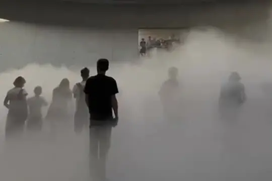 Parigi, la meraviglia di abbandonarsi al mistero della nebbia di Fujiko Nakaya