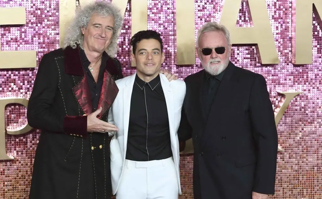 Rami Malek, l'attore che ha impersonato Freddie Mercury, insieme a Brian May e Roger Taylor (foto Ansa)