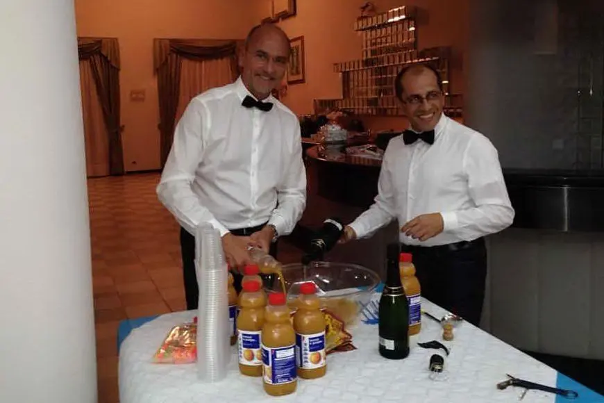 Ugo Cappellacci &quot;barman&quot; alla festa di compleanno della figlia (da Facebook)