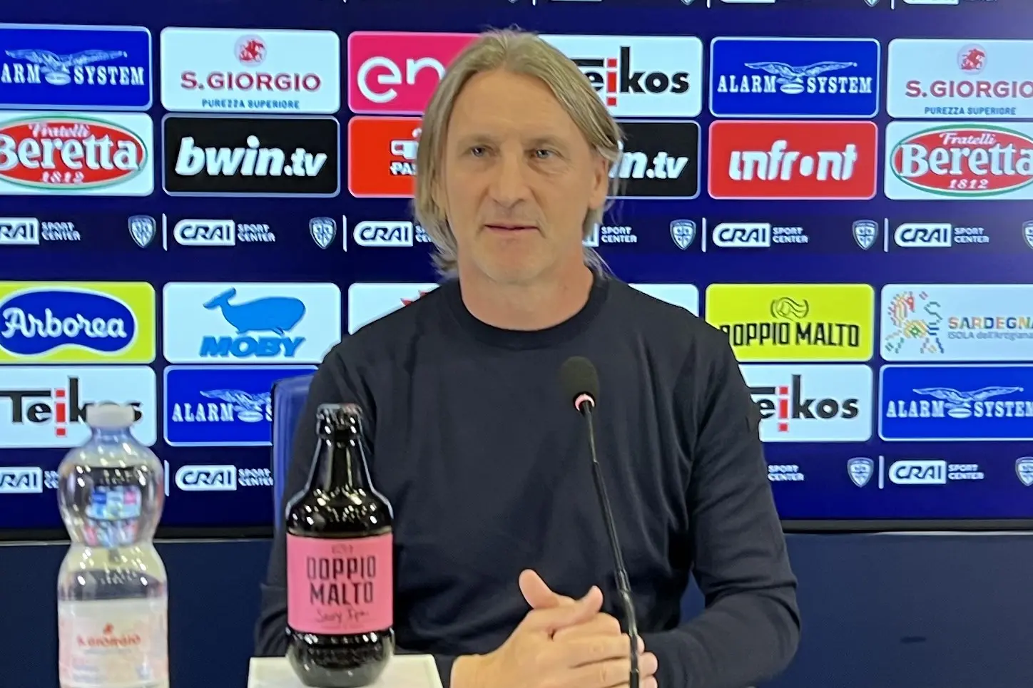 Davide Nicola in conferenza stampa alla vigilia di Como-Cagliari (foto Gaggini)