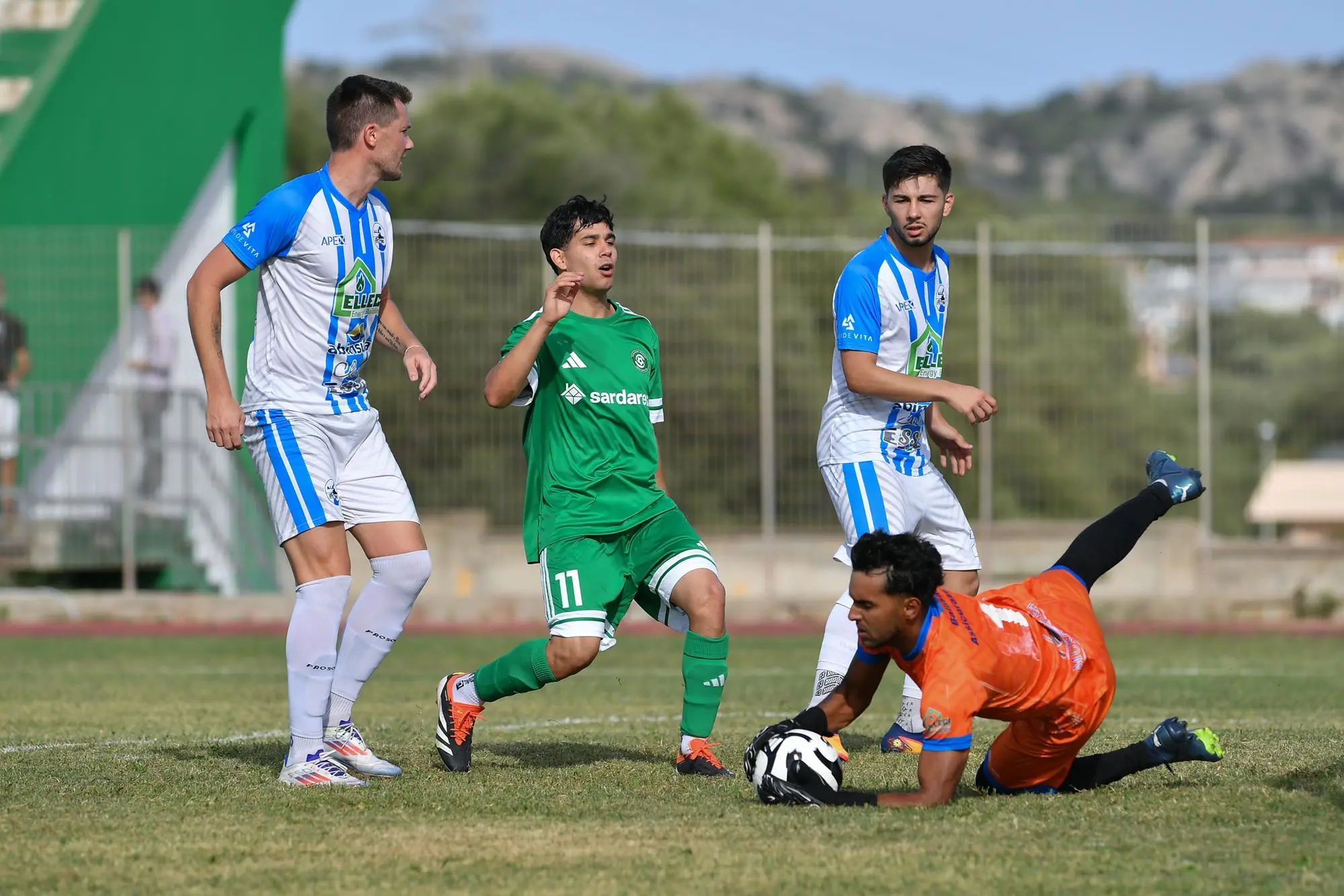 Un'immagine della gara di andata tra Arzachena e Stintino (foto Emanuele Perrone)