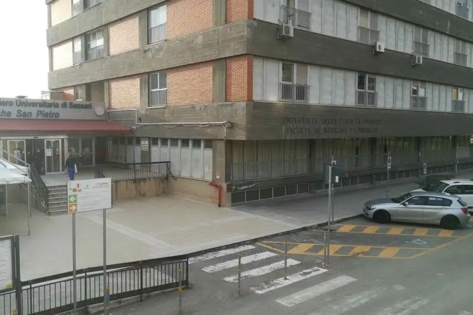 Le cliniche universitarie di San Pietro, dove si trova ricoverato l'uomo di La Maddalena ( foto Tellini)