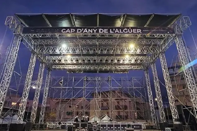 Il palco allestito nel piazzale della Pace