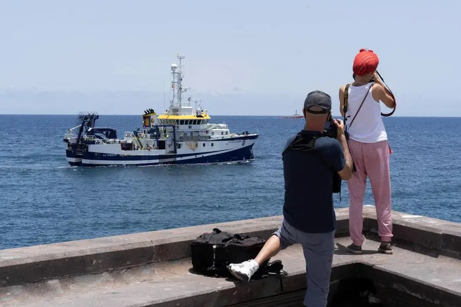 La nave oceanografica Angeles Alvarino impegnata nelle ricerche dei corpi a Tenerife (Ansa)
