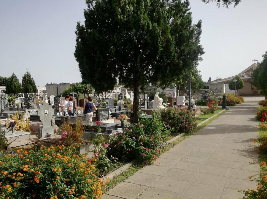 «Possibili i cortei funebri a piedi, ma il parroco avvisi il Comune»