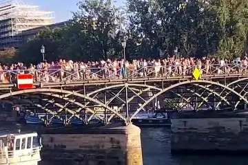 Eclissi solare, a Parigi residenti e turisti sul Pont des Arts