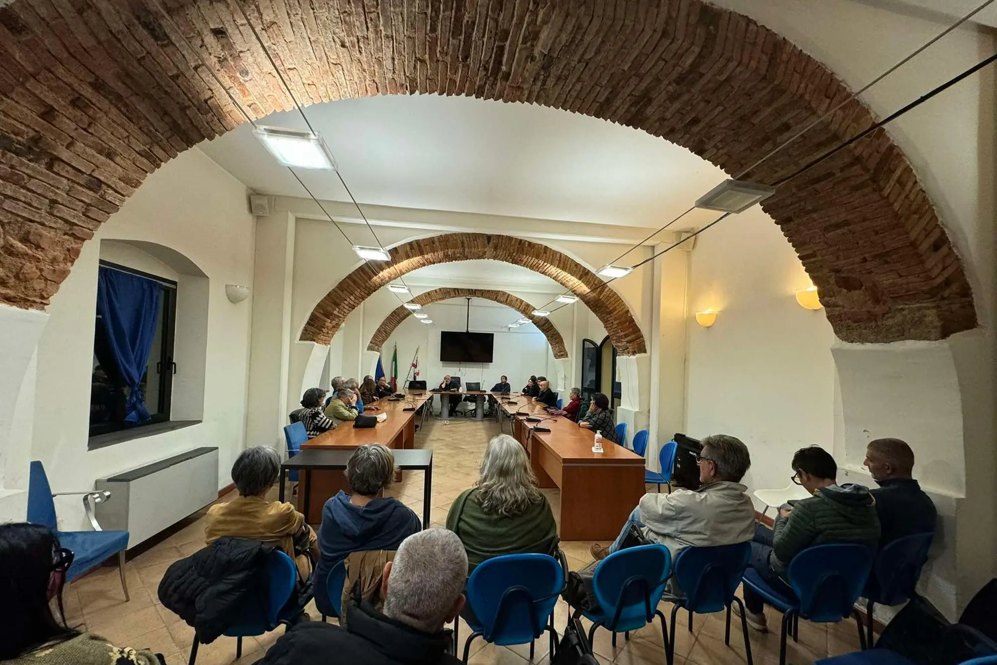 Un momento dell'assemblea nella sede della provincia Tortolì