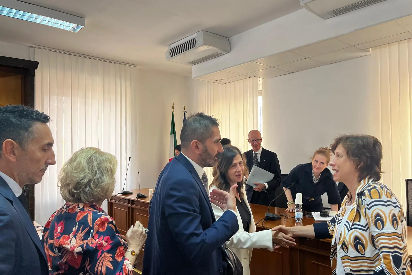 Todde e l'assessore Meloni dopo l’adunanza pubblica (foto Murgia)