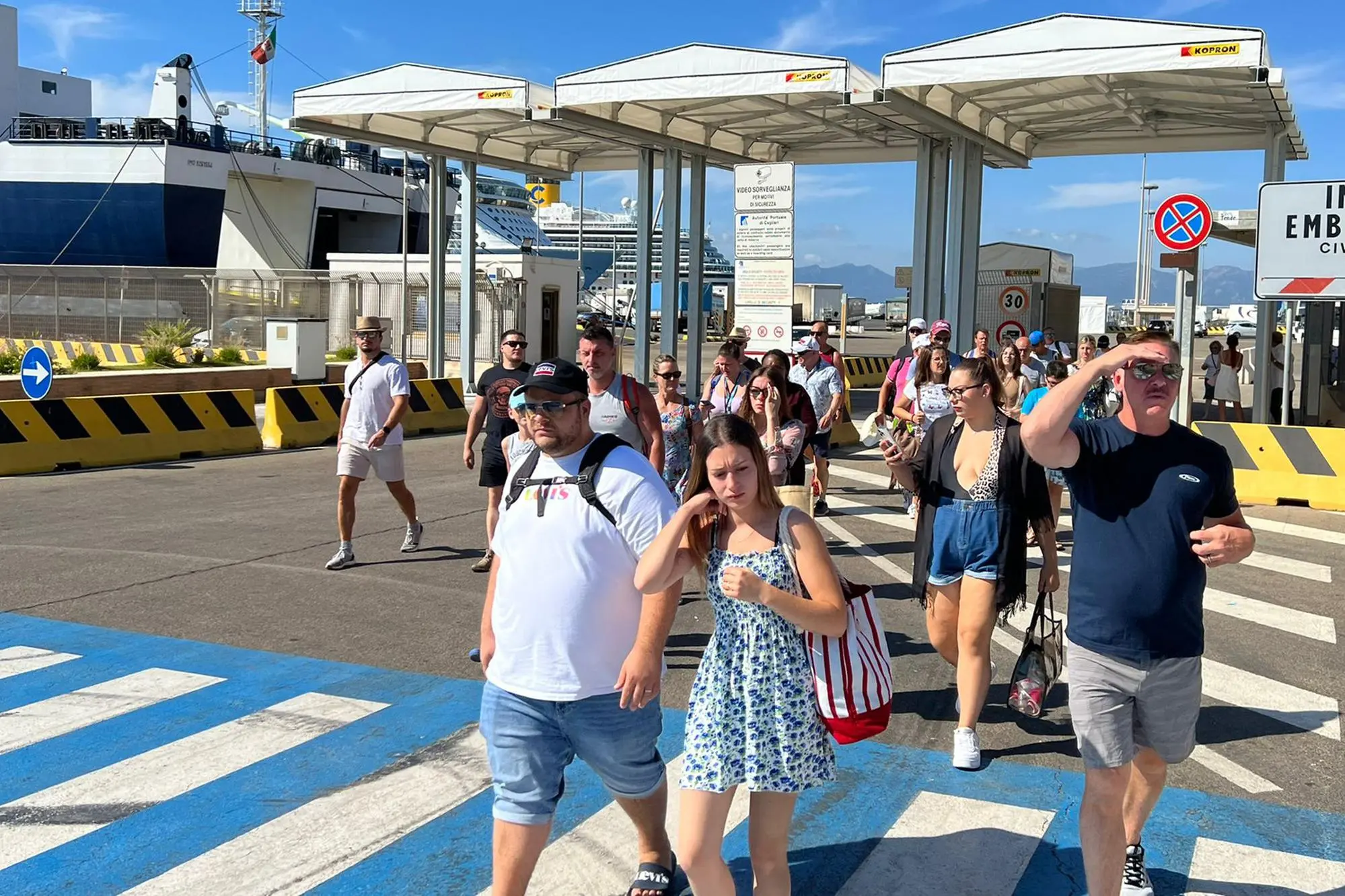 Crocieristi in arrivo a Cagliari (L'Unione Sarda)